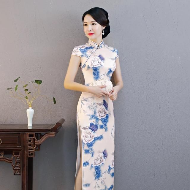 美的过分，让你毫无抵抗力的复古长款旗袍，极致显瘦!