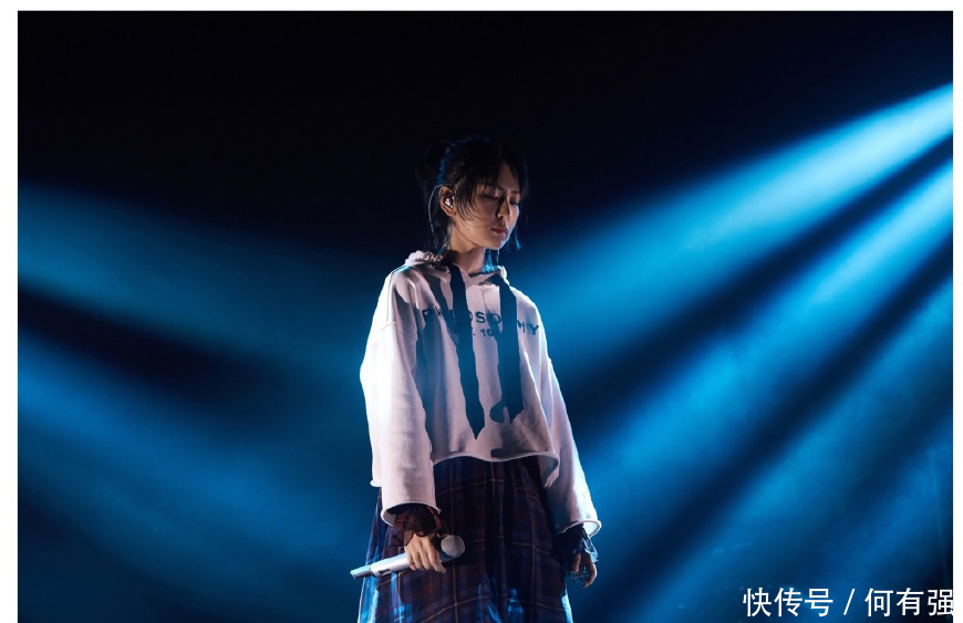 杨幂周笔畅同框，穿波点连衣裙的杨幂竟然输了，网友：真的尴尬了