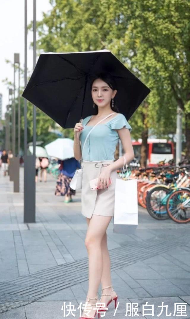 「辣妈」路人街拍,辣妈白色针织衫搭配淡红色裙子,更显优雅