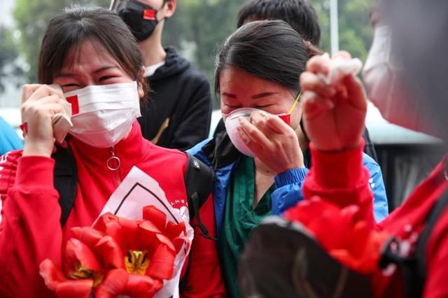  「泪目」上海第三批援鄂医疗队启程返沪，战友送别，场面泪目……