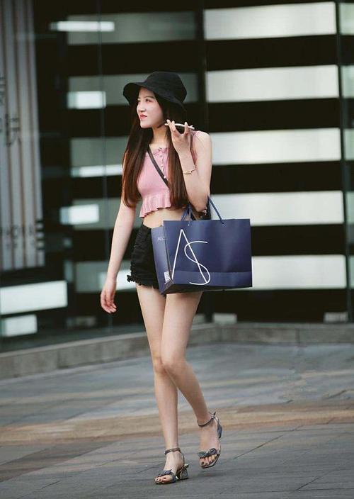 街拍：最后一张绿色衣服的小姐姐，身材真好，美腿修长白皙！