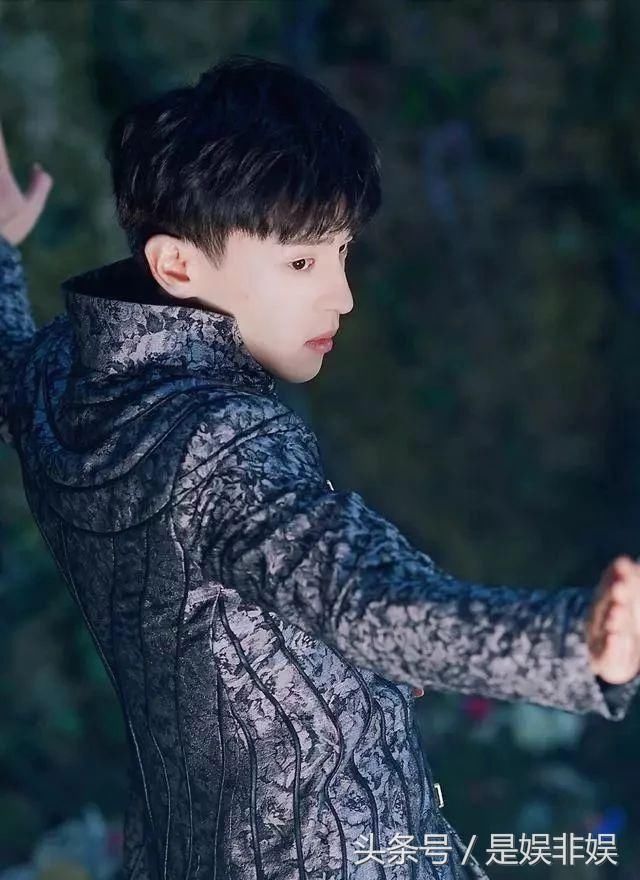 《一千零一夜》邓伦的十五套衣服，第七套贵气，第十套最帅！