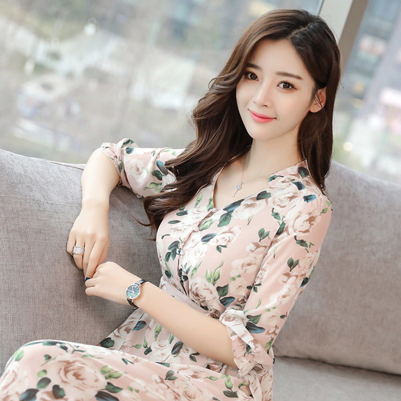 快来一饱眼福!40岁女人穿这样的“流氓裙”,这样上街不怕走光