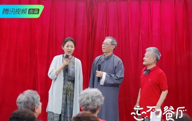 [ 精气神]皱纹爬满了脸，但精气神十足！，倪萍眼皮塌陷笑容却灿烂