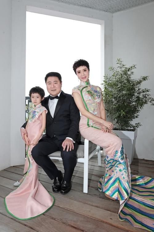 『凹凸』金巧巧身材真好!穿嫩粉色典雅旗袍秀凹凸好身材,富豪老公像陪衬