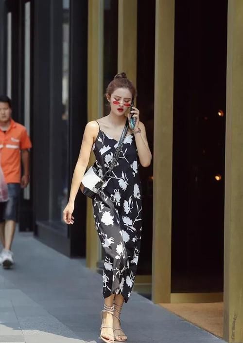  夏季：女神潮范儿美搭！时尚街拍：夏季街头美女总是很养眼 ，图一令人怦然心动！