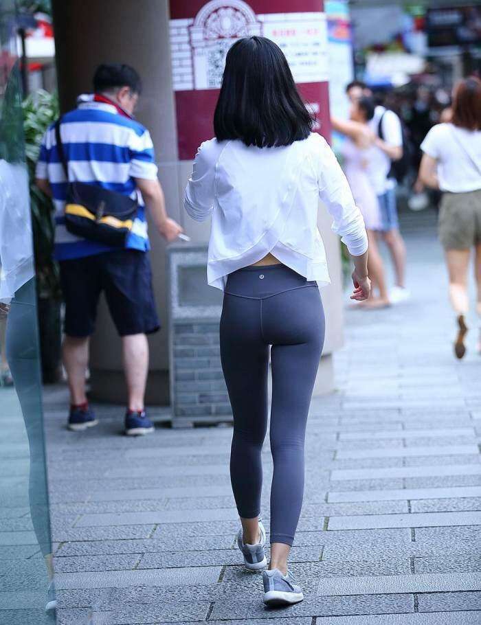 街拍: 紧身裤的小姐姐, 凸显腿型勾勒曲线