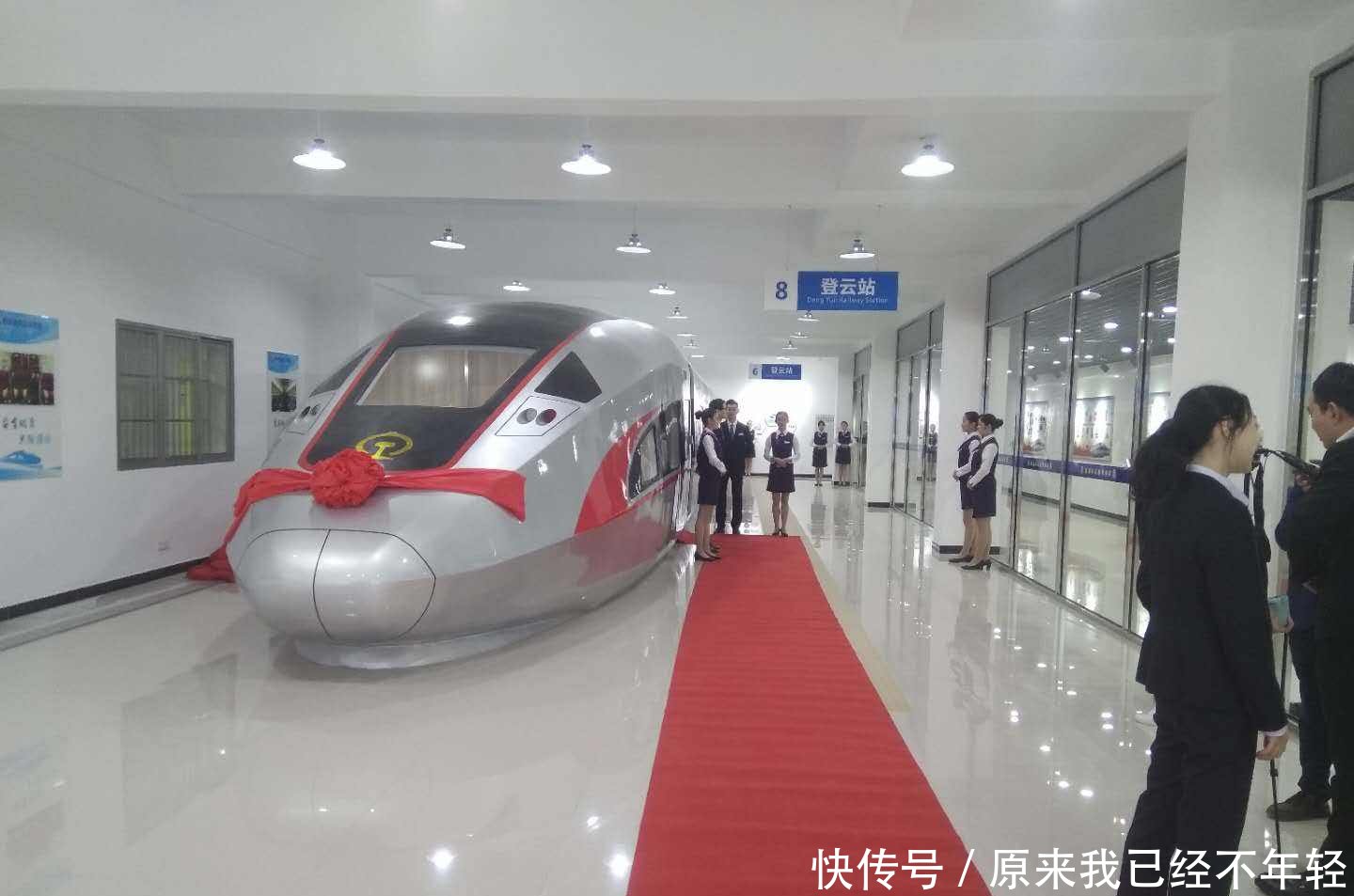 为何高铁只在白天开，而火车却可以一直开？火车女乘务员道出隐情