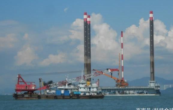 中国又一国之重器报道，4根钢柱直插海底，老外直呼：世界奇迹！
