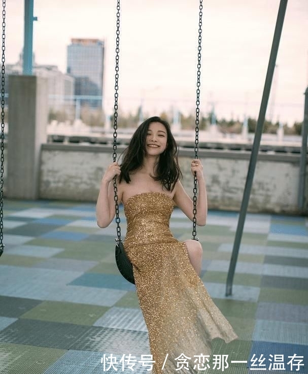 「 金色」穿金色抹胸连衣裙开叉到大腿根，这身材真令人羡慕，被倪妮美到了