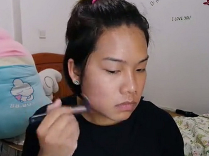 女子被人被批长得丑，气的下去化妆打扮，化妆后模样让人傻眼！