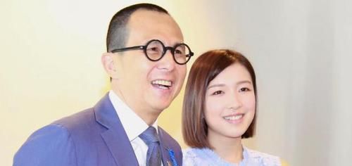  蕾丝：李泽楷女友郭嘉文，一袭水蓝蕾丝短裙知性优雅，气质堪比阔太甘比