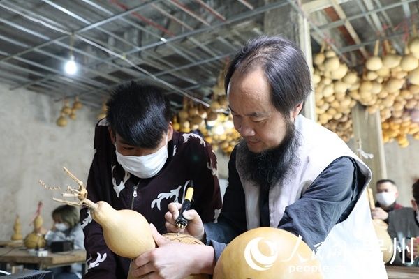  『毕节』毕节残疾人李德华把小葫芦画出大产业