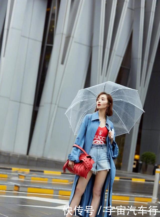 胡冰卿短裤反穿扮另类，内搭红色泳衣让人费解：上厕所要脱光光？