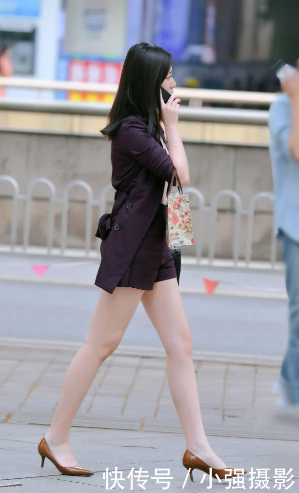 成熟小姐姐上围丰满傲人，白嫩的大长腿很有肉感，女人味儿十足