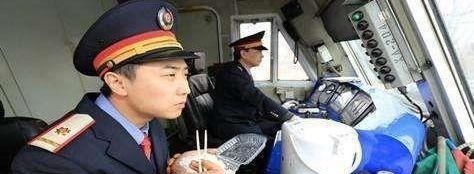  「美女」为什么在高铁上，很少看到乘务员吃饭？来听听美女乘务