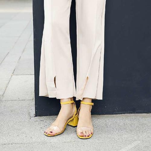 白嫩美足别藏着,夏季结束前,穿一穿透肉水晶鞋,玉足白皙忒迷人