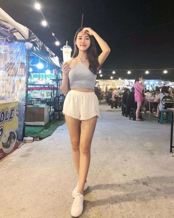 小姐姐身穿超短裤！展现出了迷人的魅力！