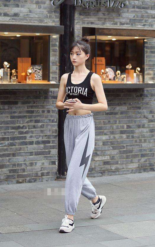 街拍: 图五“露胃装”配“鱼嘴”长筒鞋, 露出了大腿, 充满魅力!