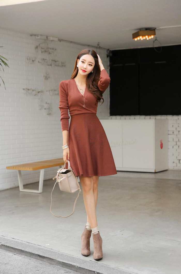 街拍：小姐姐身着连衣裙，在闪光灯下，都是一幕幕最美的韵味