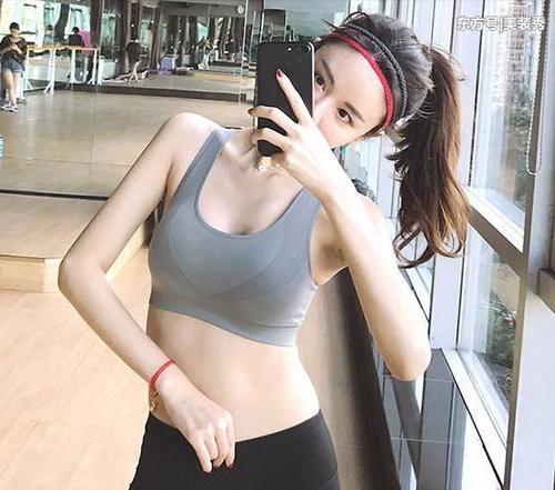 精心搭配的打底裤美女，秀出纤细又高挑的身材