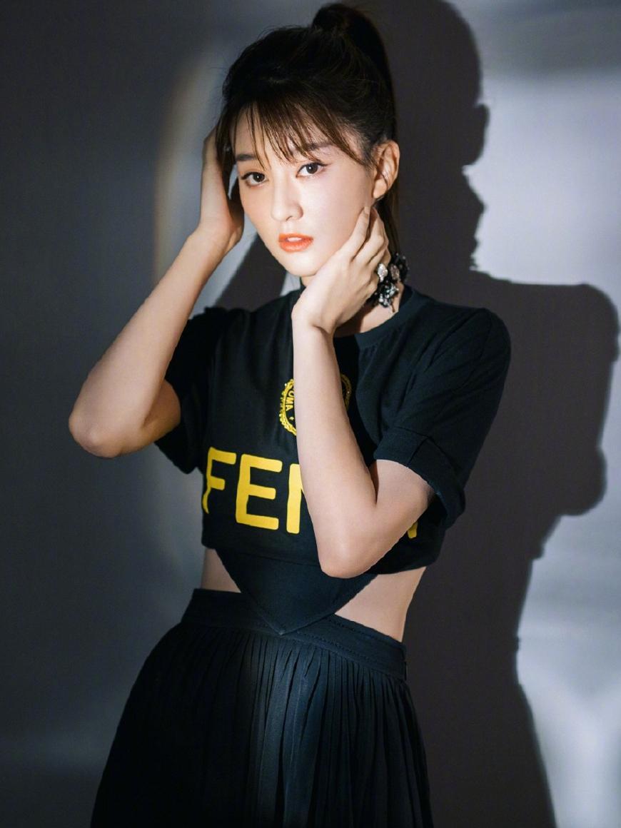 乔欣才是真“腰精”, 穿T恤还遮不住好身材, 又酷又美!