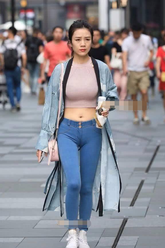 时尚街拍：5个成熟女人的时尚秀，你喜欢哪个？