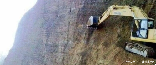 悬崖上建大桥，中国挖掘机是怎么爬上去的？
