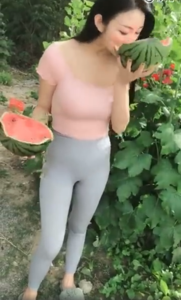 街拍：乡下女孩瑜伽裤外穿不输丝袜，网友：还有心情吃西瓜?
