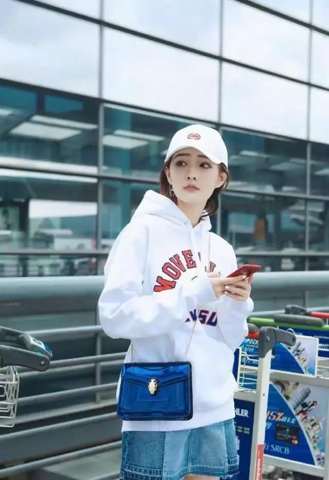 徐璐现身，没有化妆和化妆有区别，终于知道明星为啥都戴口罩了！