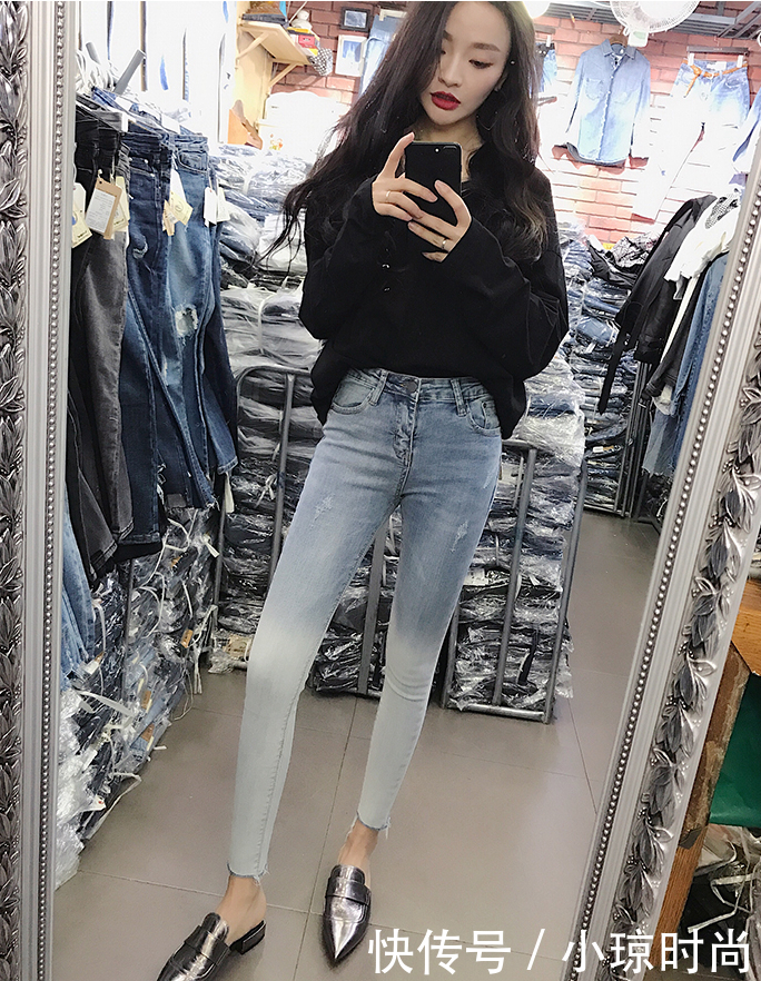 牛仔裤的修身设计，既百搭又显瘦，气场十足更有魅力