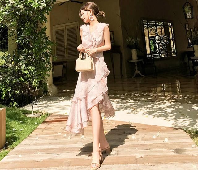 夏日里,怎么能没有一条迷人的连衣裙?