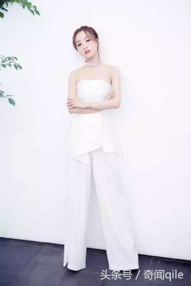 杨蓉出席活动，一身纯白色套装，清纯又动人！
