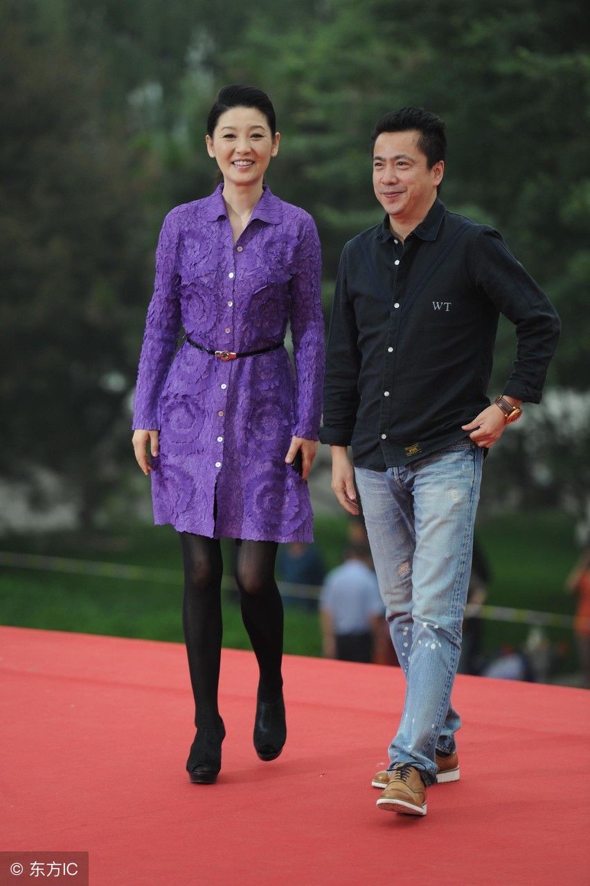 徐帆亮相某活动,这件裙子就选得非常好了,端庄不失美感!