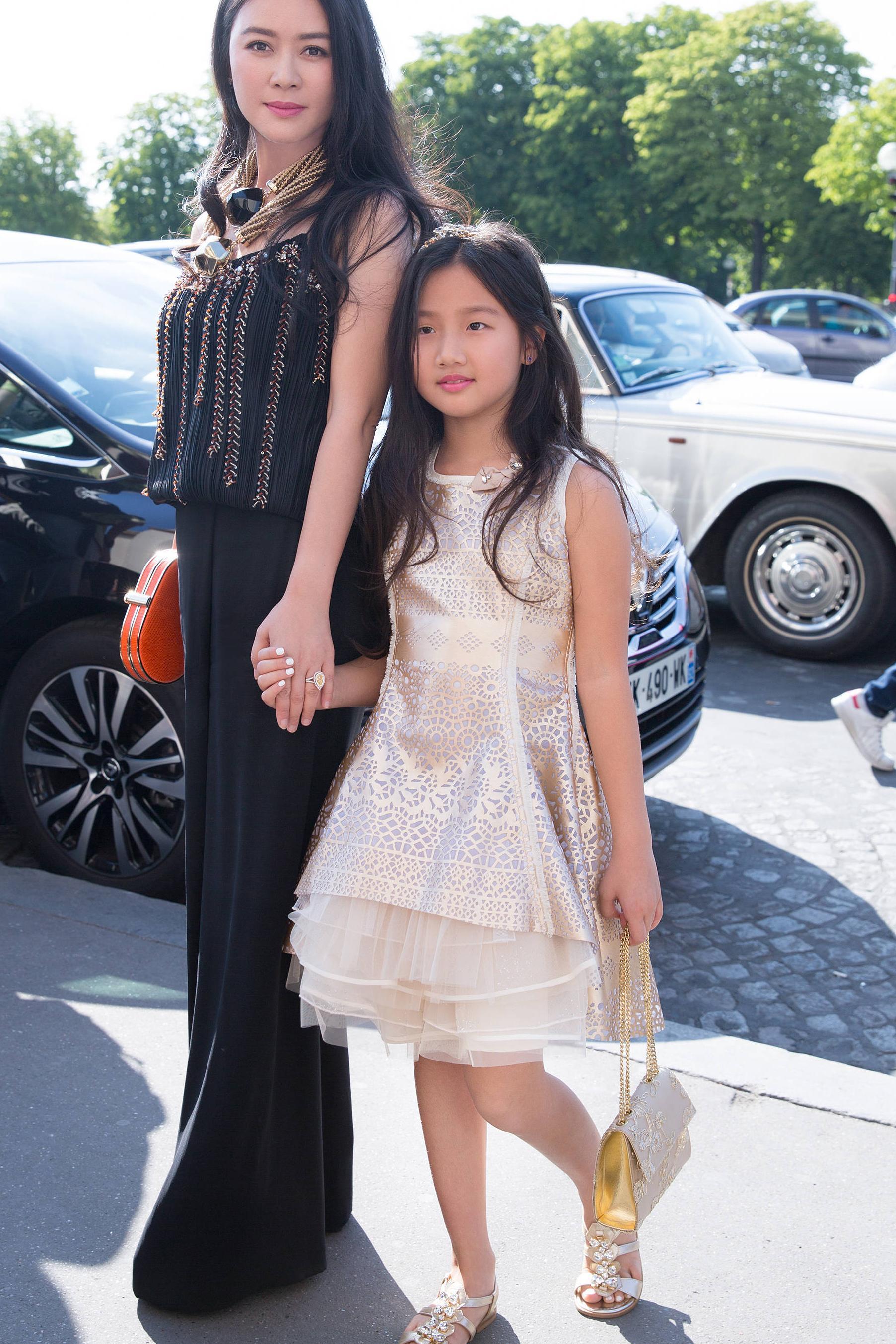 这对母女才是时尚圈高级范儿的示范，李湘母女在她们面前都显得lo