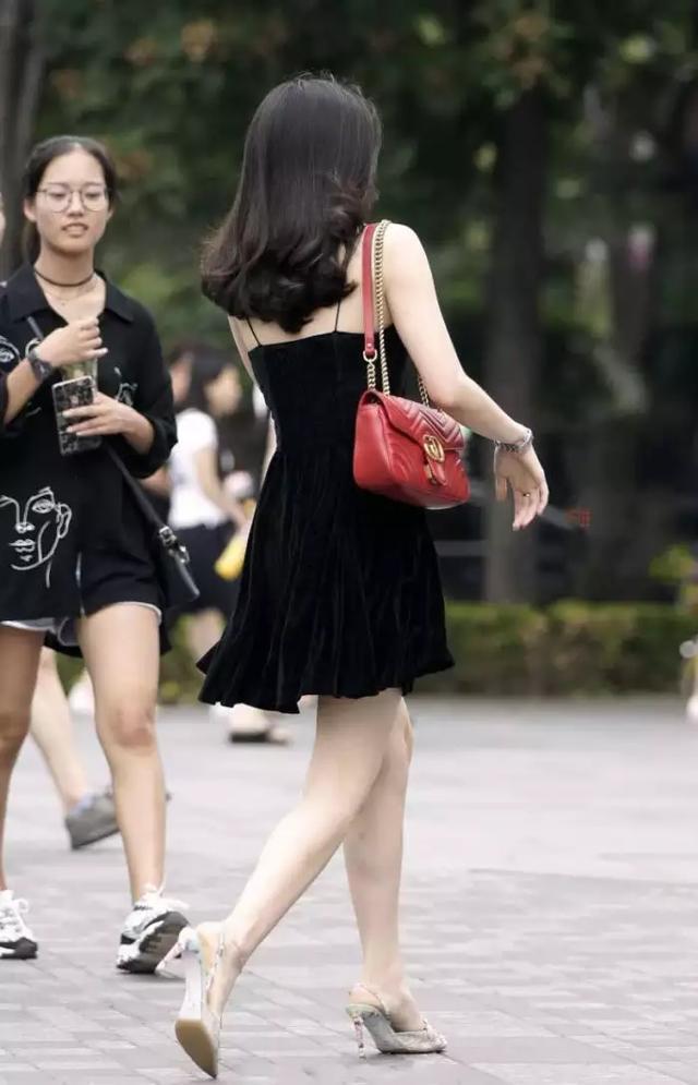 街拍：粉色的T恤穿起来太美了，小姐姐一看就是个讲究的人!