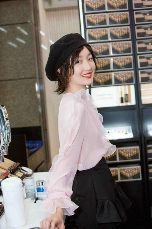 26岁周冬雨厉害！穿衣越来越少女，一身粉色装扮却被细腿抢了风头