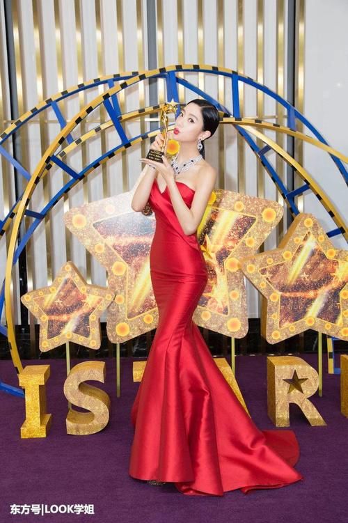 李成敏走红毯，S型曲线身材令人折服，网友：不愧是亚洲第一美