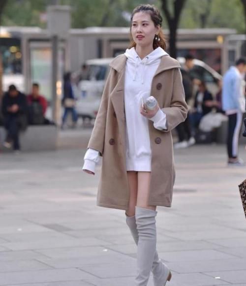  「气质」街拍：花颜月貌的美女，一件白色上衣配白色短裙，清新靓丽气质美