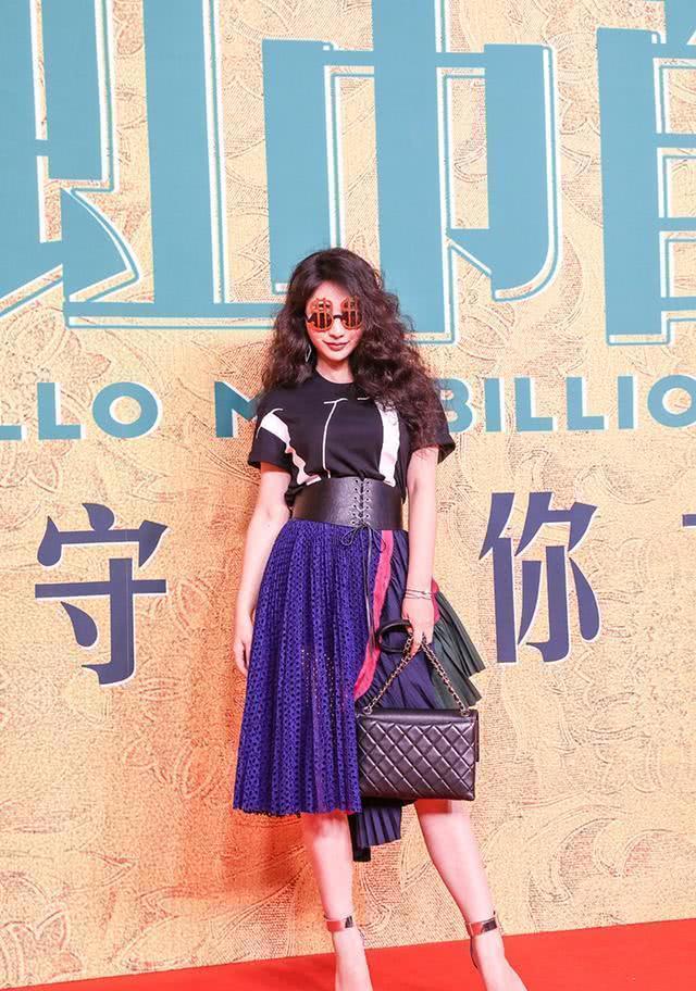 柳岩新造型获赞，穿束腰裙秒变“小腰精”，网友：被惊艳到了！