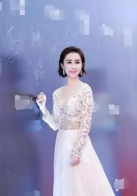 舒畅这次真的是红了，红毯上真空上阵，还真没人敢做到她这一步！