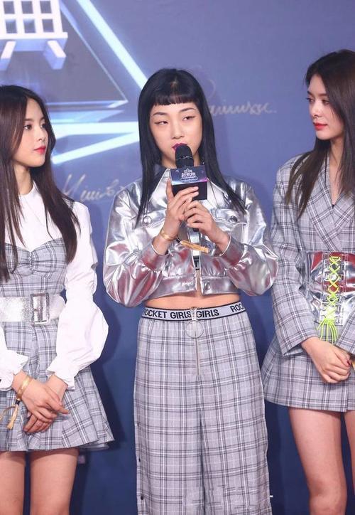 Yamy“油漆裤”现身机场，网友：不敢靠近，怕弄衣服上！