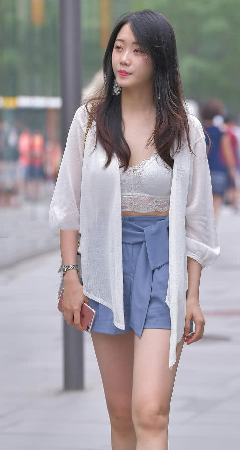 微胖小姐姐白色蕾丝束胸俏皮甜美，和闺蜜一起出街，太有“心机”