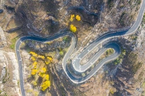 周末去济南南部山区自驾游，经过一条盘山公路，蜿蜒盘旋好壮观