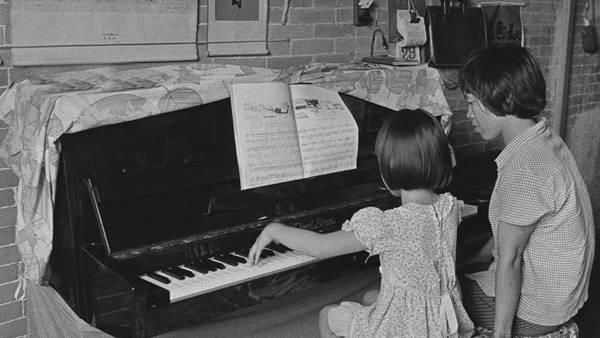  「李文义」上世纪八十年代全国各地小康之家，原来那时他们生活