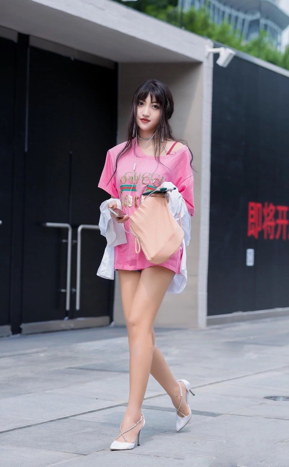 街拍丨即使是夏天，多穿一件好像更耐看呢!