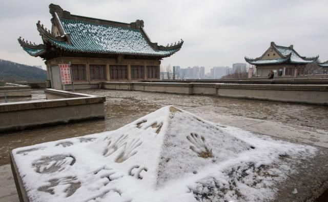雪中的武汉大学校园，安静与和谐的交融，让人流连忘返