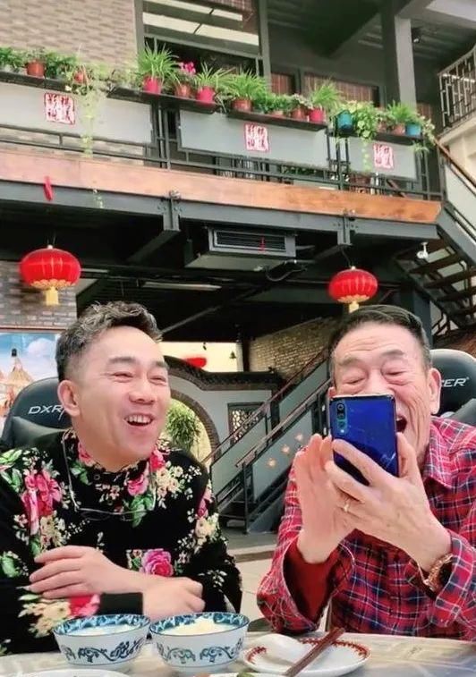  「巴掌」相声界最牛的人！郭德纲被他扇巴掌反赔笑脸，住3千平豪宅富得流油
