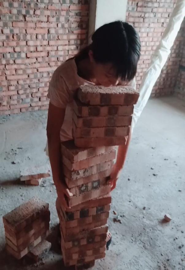 工地里的小姐姐，青涩模样，呈现朴素的女生味道