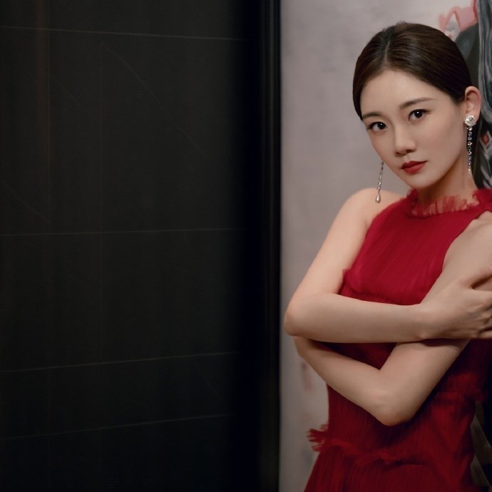 # 薄纱#有一种妩媚动人的冷艳之姿,超美,苗苗穿起这一袭红色薄纱长裙